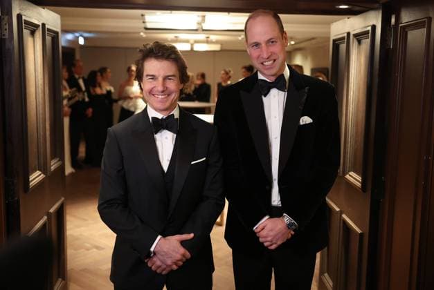 Bilder des Jahres 2024, Entertainment 02 Februar Entertainment Themen der Woche KW06 Entertainment Bilder des Tages . 07 02 2024. London, United Kingdom. Prince William with actor Tom Cruise as the Prince returns to Royal duties following his wife and father being in hospital, as he attends the London Air Ambulance Charity Gala Dinner in London.  xPoolx xi-Imagesx IIM-24980-0012