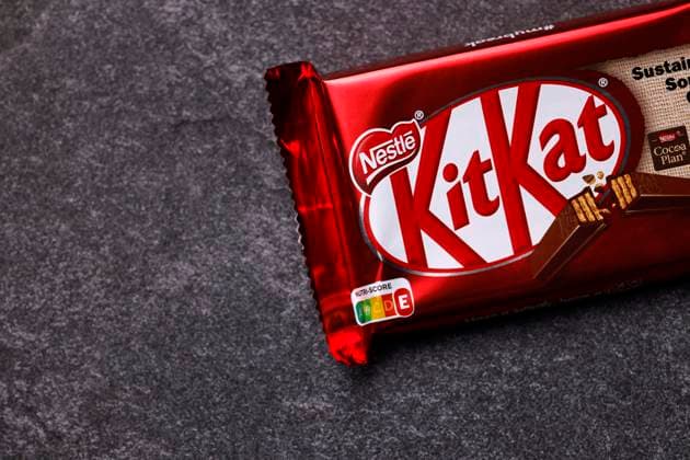 Ein KitKat-Schokoriegel liegt auf einer Steinplatte. Kitkat, auch Kit Kat, nach eigener Schreibweise KitKat, ist ein von Nestle vertriebener und seit 1975 auf dem deutschen Markt erhältlicher Schokoriegel mit Waffelfüllung. (Themenbild, Symbolbild) Köln, 07.02.2024 NRW Deutschland *** A KitKat chocolate bar lying on a stone slab Kitkat, also Kit Kat, spelled KitKat, is a chocolate bar with a wafer filling sold by Nestle and available on the German market since 1975 Themed image, symbolic image Cologne, 07 02 2024 NRW Germany Copyright: xChristophxHardtx