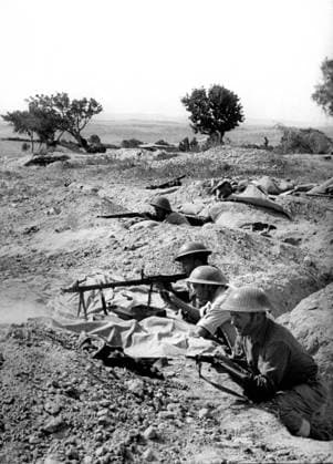 Israeli Soldiers, Arab-Israeli War, 1948 (b w photo) 1701018 Israeli Soldiers, Arab-Israeli War, 1948 (b w photo); (add.info.: 1948 Arab-Israeli War in 1948 (after independence of Israel in 1948) : israeli soldiers defending position with submachine gun). Copyright: xBridgemanxImagesx 1701018
