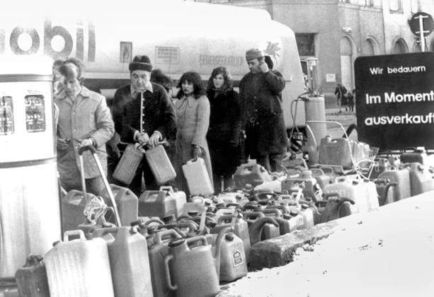 IMAGO History, Ölpreiskrise 1973 Queue for Petrol in Vienna, Oil Crisis in Europe, 14th December 1973 (b w photo) 1702430 Queue for Petrol in Vienna, Oil Crisis in Europe, 14th December 1973 (b w photo) by Austrian Photographer, (20th century). Copyright: xBridgemanxImagesx 1702430