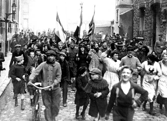 Patriotic demonstration in Vincennes, France at the time of the Armistice , November 1918 (b w photo) 1704182 Patriotic demonstration in Vincennes, France at the time of the Armistice , November 1918 (b w photo). Copyright: xBridgemanxImagesx 1704182