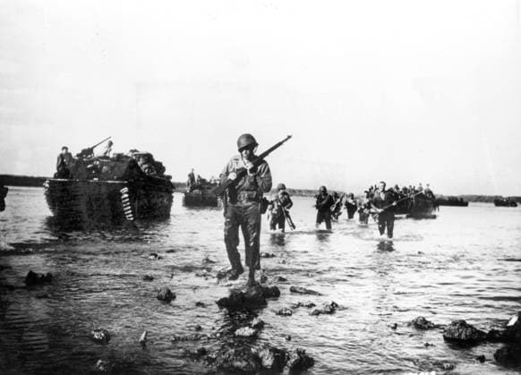 US soldiers during the allied Normandy landings, 1944 (photo) 1704232 US soldiers during the allied Normandy landings, 1944 (photo); (add.info.: American soldiers during the allied Normandy landings in France june 1944). Copyright: xBridgemanxImagesx 1704232