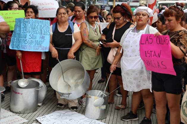 News Themen der Woche KW06 News Bilder des Tages Ollas vacias. Representantes de comedores comunitarios protestan en la puerta del Ministerio de Capital Humano, en la ciudad de Buenos Aires Ollas vacoÂ­as. Representantes de comedores comunitarios protestan en la puerta del Ministerio de Capital Humano. El 07_02_2024 Foto: FabioÂ¡n Marelli EDITORIAL USE ONLY *** Empty pots Representatives of community kitchens protest outside the Ministry of Human Capital, in the city of Buenos Aires Empty pots Representatives of community kitchens protest outside the Ministry of Human Capital 07 02 2024 Photo FabioÂ¡n Marelli EDITORIAL USE ONLY  Copyright: xGDA LaxNacion Argentina-xTodosxlosxderechosxreservados.xProhibidoxelxusoxoxreproducci&oacute;nxdexestaximagenxenxArgentinax FABIANxMARELLI_LAxNACIONx arlanacionpic035302