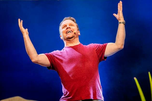 Entertainment Themen der Woche KW06 Entertainment Bilder des Tages Ralf Schmitz live mit seinem Programm Schmitzefrei in der Messehalle. Erfurt, 07.02.2024 *** Ralf Schmitz live with his program Schmitzefrei in the Messehalle Erfurt, 07 02 2024 Foto:xM.xKremerx xFuturexImagex schmitz_4205