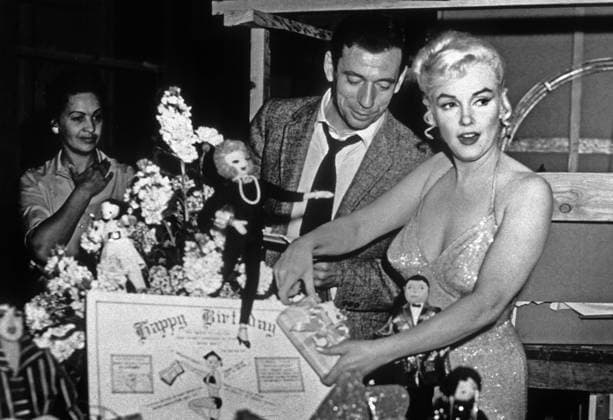 French Actor Yves Montand, American Actress Marilyn Monroe and a birthday cake. 1735523 French Actor Yves Montand, American Actress Marilyn Monroe and a birthday cake.; (add.info.: Yves Montand et Marilyn Monroe pres d un gateau d anniversaire. --- French actor Yves Montand, American actress Marilyn Monroe and a birthday cake.). Copyright: xBridgemanxImagesx 1735523