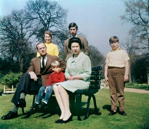 Queen Elizabeth II and her family at Windsor in Spring 1968. From left, Prince Philip, Duke of Edinburgh, Princess Anne, Prince Edward (Earl of Wessex), Prince Charles (Prince of Wales), the Queen and Prince Andrew (Duke of York), 1968 (photo) 1741214 Queen Elizabeth II and her family at Windsor in Spring 1968. From left, Prince Philip, Duke of Edinburgh, Princess Anne, Prince Edward (Earl of Wessex), Prince Charles (Prince of Wales), the Queen and Prince Andrew (Duke of York), 1968 (photo); (add.info.: Queen Elizabeth II and her family at Windsor in Spring 1968. From left, Prince Philip, Duke of Edinburgh, Princess Anne, Prince Edward (Earl of Wessex), Prince Charles (Prince of Wales), the Queen and Prince Andrew (Duke of York)). Copyright: xBridgemanxImagesx 1741214