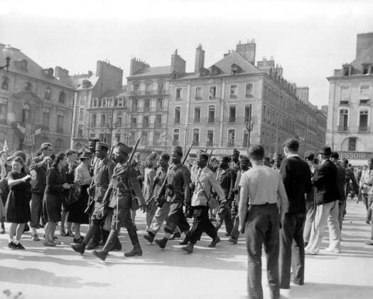African American Soldiers Liberating Rennes, Brittany, 4th August 1944 (b w photo) 1741658 African American Soldiers Liberating Rennes, Brittany, 4th August 1944 (b w photo) by French Photographer (20th century); (add.info.: Liberation of Rennes, Brittany, France on august 4, 1944 : parade of french prisoners of war of african origin). Copyright: xBridgemanxImagesx 1741658