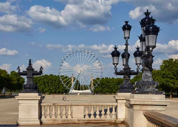  Riesenrad aus Sicht der Plattform des Denkmals Monument aux Girondins mit Laternen in Bordeaux, Département Gironde, Nouvelle-Aquitaine, Frankreich, Europa *** Ferris wheel from View the Platform of Monument Monument aux Girondins with Lanterns in Bordeaux, Department Gironde, Nouvelle Aquitaine, France, Europe Copyright: imageBROKER/OlafxSchulz iblosz10165225.jpg RECORD DATE NOT STATED