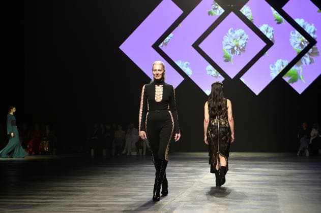 Entertainment Themen der Woche KW06 Entertainment Bilder des Tages Petra van Bremen bei der Marcel Ostertag Fashion Show in Berlin 07.02.2024 *** Petra van Bremen at the Marcel Ostertag Fashion Show in Berlin 07 02 2024