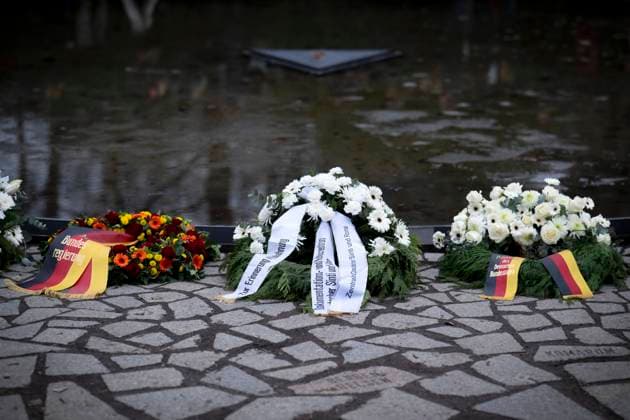Memorial to the Sinti and Roma of Europe Deu, Deutschland, Germany, Berlin, 31.01.2024 Blumen und Kraenze vom Zentralrat Deutscher Sinti und Roma am Denkmal und Mahnmal fuer die im Nationalsozialismus ermordeten Sinti und Roma Europas bei der Gedenkveranstaltung gegenueber dem Reichstag in Berlin Deutschland . In Gedenken an die Zehntausenden die von den Nazis verfolgt wurden am Jahrestag der Befreiung von Auschwitz am 27. Januar . Das Mahnmal erinnert an den Porajmos, den nationalsozialistischen Voelkermord an den als sog. Zigeuner verfolgten europaeischen Roma. en: Flowers and Kraenze from the Central Council of German Sinti and Roma at the monument and memorial for the Sinti and Roma of Europe murdered under National Socialism at the Mem