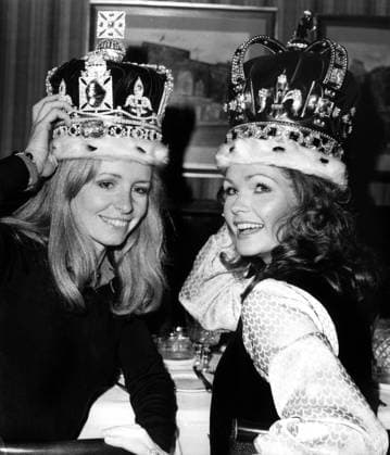 Jane Asher et Fiona Fullerton 2014994 Jane Asher et Fiona Fullerton by Unknown photographer, (20th century); (add.info.: English actresses Jane Asher and Fiona Fullerton in a restaurant in London where they repent for a charity ball (costume ball, they will wear wreaths) April 26, 1978 -). Copyright: xBridgemanxImagesx 2014994