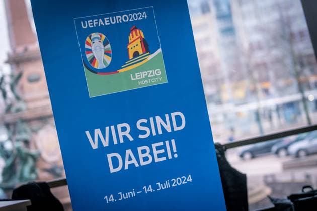Fan Zone Augustusplatz zur UEFA EURO 2024Ã in Leipzig: Ein zentraler Anlaufpunkt für Fußballfans, Leipziger und Gäste während des Turniers. Mit einem vielfältigen Programm aus Sport und Kultur sowie zahlreichen Mitmachangeboten wird die Fan Zone zum Herzstück des Fußballerlebnisses in Leipzig. Gelegen zwischen dem Gewandhaus und der Oper Leipzig, bietet sie an allen 31 Tagen während des Turnierzeitraums vom 14. Juni bis 14. Juli 2024 ein abwechslungsreiches Erlebnis. Die Fan Zone wird live alle 51 Spiele der UEFA EURO 2024Ã auf großen Screens übertragen und bis zu 15.000 Fans können auf dem Platz mitfiebern. Besonders zu den Spielen der deutschen Nationalmannschaft und den Spieltagen in Leipzig wird ein reger Zuspruch erwartet