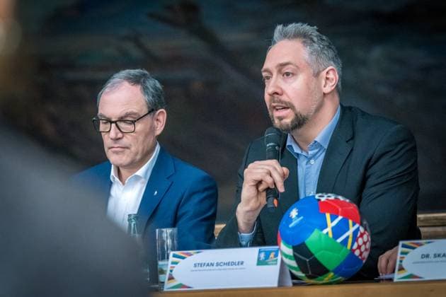 Fan Zone Augustusplatz zur UEFA EURO 2024Ã in Leipzig: Ein zentraler Anlaufpunkt für Fußballfans, Leipziger und Gäste während des Turniers. Mit einem vielfältigen Programm aus Sport und Kultur sowie zahlreichen Mitmachangeboten wird die Fan Zone zum Herzstück des Fußballerlebnisses in Leipzig. Gelegen zwischen dem Gewandhaus und der Oper Leipzig, bietet sie an allen 31 Tagen während des Turnierzeitraums vom 14. Juni bis 14. Juli 2024 ein abwechslungsreiches Erlebnis. Die Fan Zone wird live alle 51 Spiele der UEFA EURO 2024Ã auf großen Screens übertragen und bis zu 15.000 Fans können auf dem Platz mitfiebern. Besonders zu den Spielen der deutschen Nationalmannschaft und den Spieltagen in Leipzig wird ein reger Zuspruch erwartet