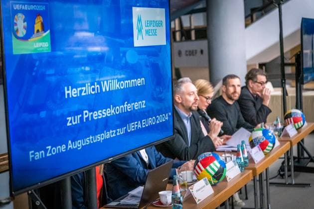 Fan Zone Augustusplatz zur UEFA EURO 2024Ã in Leipzig: Ein zentraler Anlaufpunkt für Fußballfans, Leipziger und Gäste während des Turniers. Mit einem vielfältigen Programm aus Sport und Kultur sowie zahlreichen Mitmachangeboten wird die Fan Zone zum Herzstück des Fußballerlebnisses in Leipzig. Gelegen zwischen dem Gewandhaus und der Oper Leipzig, bietet sie an allen 31 Tagen während des Turnierzeitraums vom 14. Juni bis 14. Juli 2024 ein abwechslungsreiches Erlebnis. Die Fan Zone wird live alle 51 Spiele der UEFA EURO 2024Ã auf großen Screens übertragen und bis zu 15.000 Fans können auf dem Platz mitfiebern. Besonders zu den Spielen der deutschen Nationalmannschaft und den Spieltagen in Leipzig wird ein reger Zuspruch erwartet