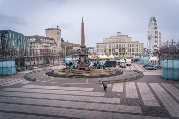 Fan Zone Augustusplatz zur UEFA EURO 2024Ã in Leipzig: Ein zentraler Anlaufpunkt für Fußballfans, Leipziger und Gäste während des Turniers. Mit einem vielfältigen Programm aus Sport und Kultur sowie zahlreichen Mitmachangeboten wird die Fan Zone zum Herzstück des Fußballerlebnisses in Leipzig. Gelegen zwischen dem Gewandhaus und der Oper Leipzig, bietet sie an allen 31 Tagen während des Turnierzeitraums vom 14. Juni bis 14. Juli 2024 ein abwechslungsreiches Erlebnis. Die Fan Zone wird live alle 51 Spiele der UEFA EURO 2024Ã auf großen Screens übertragen und bis zu 15.000 Fans können auf dem Platz mitfiebern. Besonders zu den Spielen der deutschen Nationalmannschaft und den Spieltagen in Leipzig wird ein reger Zuspruch erwartet