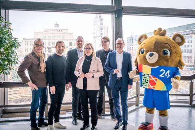 Fan Zone Augustusplatz zur UEFA EURO 2024Ã in Leipzig: Ein zentraler Anlaufpunkt für Fußballfans, Leipziger und Gäste während des Turniers. Mit einem vielfältigen Programm aus Sport und Kultur sowie zahlreichen Mitmachangeboten wird die Fan Zone zum Herzstück des Fußballerlebnisses in Leipzig. Gelegen zwischen dem Gewandhaus und der Oper Leipzig, bietet sie an allen 31 Tagen während des Turnierzeitraums vom 14. Juni bis 14. Juli 2024 ein abwechslungsreiches Erlebnis. Die Fan Zone wird live alle 51 Spiele der UEFA EURO 2024Ã auf großen Screens übertragen und bis zu 15.000 Fans können auf dem Platz mitfiebern. Besonders zu den Spielen der deutschen Nationalmannschaft und den Spieltagen in Leipzig wird ein reger Zuspruch erwartet