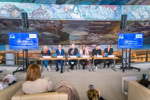 Fan Zone Augustusplatz zur UEFA EURO 2024Ã in Leipzig: Ein zentraler Anlaufpunkt für Fußballfans, Leipziger und Gäste während des Turniers. Mit einem vielfältigen Programm aus Sport und Kultur sowie zahlreichen Mitmachangeboten wird die Fan Zone zum Herzstück des Fußballerlebnisses in Leipzig. Gelegen zwischen dem Gewandhaus und der Oper Leipzig, bietet sie an allen 31 Tagen während des Turnierzeitraums vom 14. Juni bis 14. Juli 2024 ein abwechslungsreiches Erlebnis. Die Fan Zone wird live alle 51 Spiele der UEFA EURO 2024Ã auf großen Screens übertragen und bis zu 15.000 Fans können auf dem Platz mitfiebern. Besonders zu den Spielen der deutschen Nationalmannschaft und den Spieltagen in Leipzig wird ein reger Zuspruch erwartet