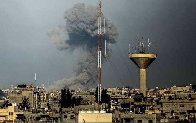 Bilder des Jahres 2024, News 02 Februar News Themen der Woche KW06 News Bilder des Tages A picture taken from Rafah in the southern Gaza Strip shows smoke rising over buildings in Khan Younis following Israeli bombardment Gaza Strip. on Thursday on February 8, 2024. Fourteen people were killed Israeli bombardment in Rafah, including women and children, The health ministry in Gaza said.  GAZ2024020820 IsmaelxMohamad
