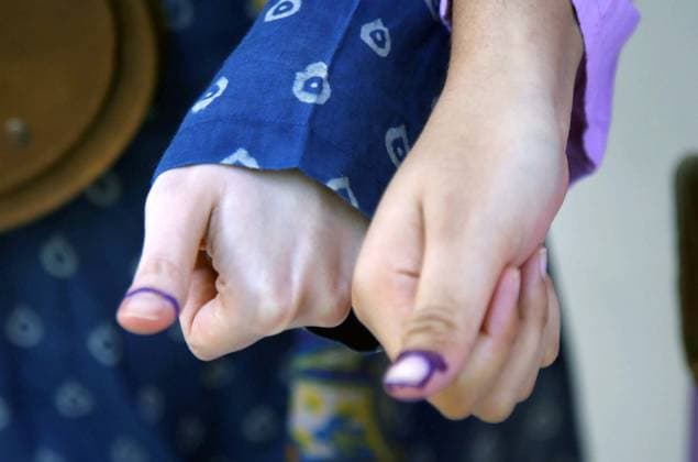 News Themen der Woche KW06 News Bilder des Tages RECORD DATE NOT STATED KARACHI, PAKISTAN, FEB 08: Voters are showing their thumbs after casting their vote at a polling station during General Elections 2024, held in Karachi on Thursday, February 8, 2024. Voters across the country have flocked to their respective polling stations to cast ballots and elect their favorite leaders amid cold weather and the suspension of mobile phone services. (S.Imran Ali PPI Images). EDITORIAL USE ONLY Copyright: xx AR-ZM-080224x ppiphotos412967