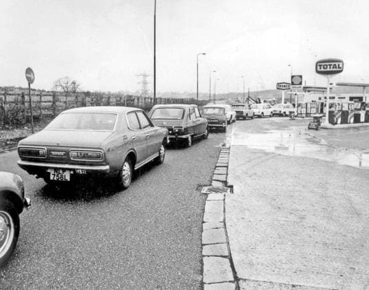 IMAGO History, Ölpreiskrise 1973 Crise petroliere 2216129 Crise petroliere by Unknown photographer, (20th century); (add.info.: oil, petroleum crisis in Europe : queue line in near Hendron in England to buy oil december 27, 1973). Copyright: xBridgemanxImagesx 2216129