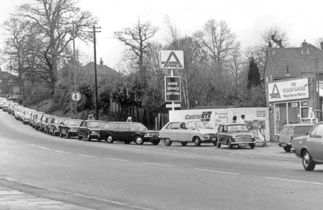 IMAGO History, Ölpreiskrise 1973 Crise petroliere 2216140 Crise petroliere by Unknown photographer, (20th century); (add.info.: oil, petroleum crisis in Europe : queue line in in England to buy oil december 7, 1973). Copyright: xBridgemanxImagesx 2216140