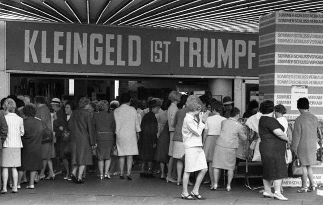 Ereignisse aus 1965-71 DEU, Deutschland, Dortmund: Persönlichkeiten aus der Politik, Wirtschaft und Kultur aus den Jahren 1965-71. Dortmund. Handel. Sommerschlußverkauf (SSV) 1965. Parole: Kleingeld ist Trumpf. DEU, Germany, Dortmund: Personalities from politics, business and culture from the years 1965-71. NRW *** Events from 1965 71 DEU, Germany, Dortmund Personalities from politics, business and culture from the years 1965 71 Dortmund Handel Sommerschlußverkauf SSV 1965 Parole Kleingeld ist Trumpf DEU, Germany, Dortmund Personalities from politics, business and culture from the years 1965 71 NRW
