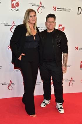 15. Deutschen Musikautor innenpreis Kerstin Ott mit Ehefrau Karolina Köppen Ankunft zur Verleihung des 15. Deutschen Musikautor innenpreis im Hotel Ritz in Berlin, am 08.02.2024