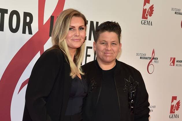 15. Deutschen Musikautor innenpreis Kerstin Ott mit Ehefrau Karolina Köppen Ankunft zur Verleihung des 15. Deutschen Musikautor innenpreis im Hotel Ritz in Berlin, am 08.02.2024