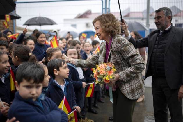 Bilder des Jahres 2024, Entertainment 02 Februar Entertainment Themen der Woche KW06 Entertainment Bilder des Tages Queen Sofia Visits The Huelva Food Bank - Spain Queen Sofia greets children waiting for her before her visit to the Food Bank, February 8, 2024, in Huelva, Andalusia, Spain. Queen Sofia visits the facilities of the Food Bank of Huelva and holds a meeting with its leaders, volunteers, solidarity organizations and donor companies. The event was also attended by the mayor of Huelva, Pilar Miranda, the president of the Provincial Council, David Toscano, the subdelegate of the Government in Huelva, Maria JosÃ Rico, and the president of the Provincial Council of Huelva, David Toscano. Photo by A. PÃ rez Europa Press ABACAPRESS.COM Huelva Andalusia Spain  Copyright: xEuropaxPress ABACAx