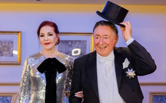 Bilder des Jahres 2024, Entertainment 02 Februar Entertainment Themen der Woche KW06 Entertainment Bilder des Tages 20240208 Opernball 2024 - Fototermin mit Priscilla Presley im Abendkleid WIEN, OESTERREICH - 08. FEBRUAR: Geschaeftsmann, Reality-TV-Darsteller, Bauunternehmer, Projektentwickler und Baumeister Richard -Moertl- Lugner mit seinem Gast US-amerikanische Schauspielerin und Produzentin Priscilla Presley waehrend des traditionellen Fototermins mit seinen Gaesten vor dem Opernball 2024 im Grand Hotel Wien am 08. Februar 2024 in Wien, Oesterreich. 240208_SEPA_17_002 Copyright: xIsabellexOuvrardx SEPAxMedia