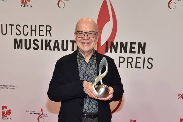 15. Deutschen Musikautor innenpreis Gerhard Stäbler, Preisgewinner, Komposition, Percussion Ankunft zur Verleihung des 15. Deutschen Musikautor innenpreis im Hotel Ritz in Berlin, am 08.02.2024