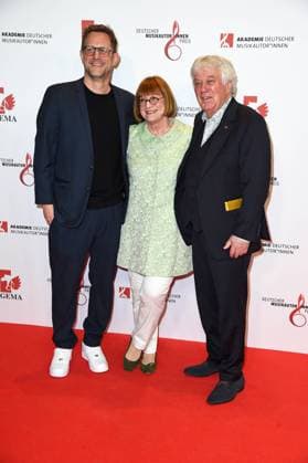 Rolf Zuckowski mit Ehefrau Monika Zuckowski und Sohn Alexander Ali Zuckowski - DEUTSCHER MUSIKAUTOR*INNENPREIS 2024 im Hotel The Ritz-Carlton in Berlin am 08.02.2024