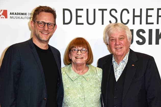 Rolf Zuckowski mit Ehefrau Monika Zuckowski und Sohn Alexander Ali Zuckowski - DEUTSCHER MUSIKAUTOR*INNENPREIS 2024 im Hotel The Ritz-Carlton in Berlin am 08.02.2024