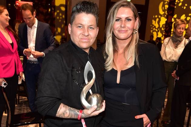 15. Deutschen Musikautor innenpreis Preisträgerin Kerstin Ott mit Ehefrau Karolina Köppen Ankunft zur Verleihung des 15. Deutschen Musikautor innenpreis im Hotel Ritz in Berlin, am 08.02.2024