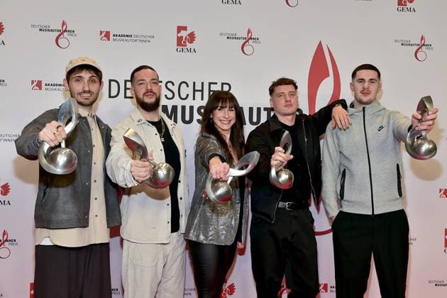 15. Deutschen Musikautor innenpreis Für Udo Lincdenberg die Filmproduzenten für das Erfolgreichste Werk, COMET, u.a. Lennard Oestman, Christopher James Brenner (Chris James), Marco Tscheschlok, TAKT 32. und weitere Ankunft zur Verleihung des 15. Deutschen Musikautor innenpreis im Hotel Ritz in Berlin, am 08.02.2024