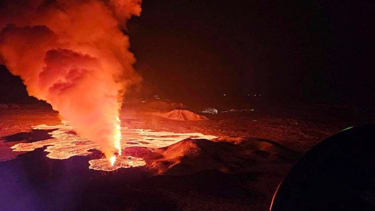 Bilder des Jahres 2024, News 02 Februar News Themen der Woche KW06 News Bilder des Tages February 8, 2024, Reykjanes Peninsula, Iceland: Renewed volcanic and magma flows from a fissure eruption at SundhnoÂºkar Volcano on the Reykjanes Peninsula, February 8, 2024 in SoÂ½lingarfell, Iceland. The eruption in Reykjanes peninsula disrupted hot water supply for 20,000 people and moved closer to Svartsengi power plant. Reykjanes Peninsula Iceland - ZUMAp138 20240208_zaa_p138_027 Copyright: xAlmannavarnir IcelandxCivilx