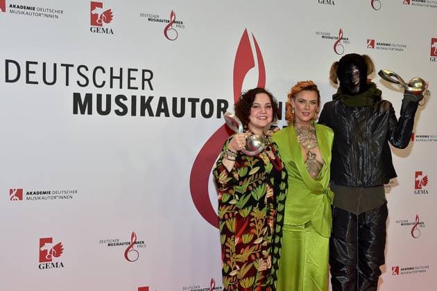 15. Deutschen Musikautor innenpreis Jennifer Weist, Bildmitte mit den Nachwuchspreisträger, Dariya Maminova (links), Tim Rumpelt (TYM) rechts Ankunft zur Verleihung des 15. Deutschen Musikautor innenpreis im Hotel Ritz in Berlin, am 08.02.2024