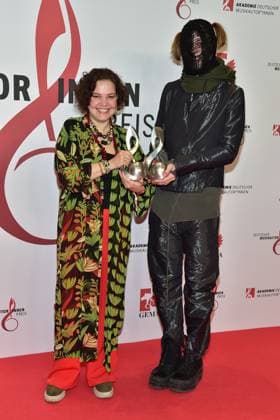 15. Deutschen Musikautor innenpreis Dariya Maminova, Tim Rumpelt, ( TYM ) Gewinner Nachwuchspreisträger Ankunft zur Verleihung des 15. Deutschen Musikautor innenpreis im Hotel Ritz in Berlin, am 08.02.2024