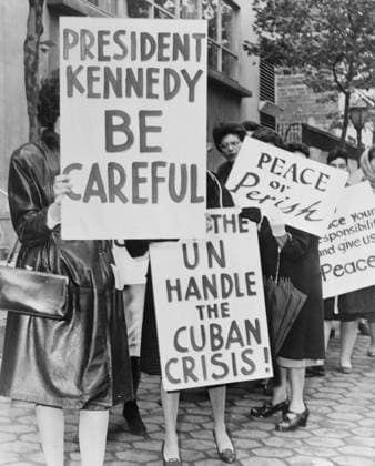 800 women strikers for peace on 47th Street near the UN Building in New York, 1962 (b w photo) 2920916 800 women strikers for peace on 47th Street near the UN Building in New York, 1962 (b w photo) ; (add.info.: Women Strike for Peace (later known as Women for Peace) was founded in 1961 to protest the use of nuclear testing. From there they expanded to advocate nuclear disarmament and promoting peace. Photographed by Phil Stanziola. ). Copyright: xBridgemanxImagesx 2920916