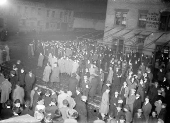 Crowd awaiting survivors from the Titanic, 1912 (b w photo) 3247866 Crowd awaiting survivors from the Titanic, 1912 (b w photo); Private Collection; (add.info.: RMS TITANIC struck an iceberg in April 1912 and sank, killing more than 1,500 people. Survivors were picked up by RMS Carpathia and taken to New York.). Copyright: xBridgemanxImagesx 3247866