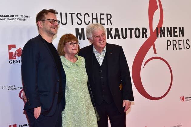 15. Deutschen Musikautor innenpreis Alexander Zuckowski, Mutter Monika Zuckowski, Vater Rolf Zuckowski Ankunft zur Verleihung des 15. Deutschen Musikautor innenpreis im Hotel Ritz in Berlin, am 08.02.2024