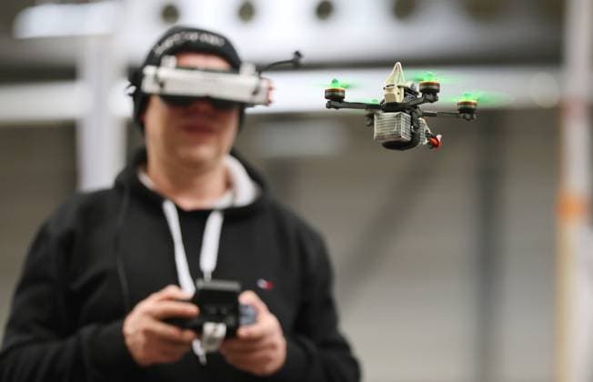 Modell Leben - Erfurt 09.02.2024, Erfurt, Messe, Presserundgang auf der Modell Leben Die Thueringer Modellbaumesse im Bild: Pilot eines Quadrocopters