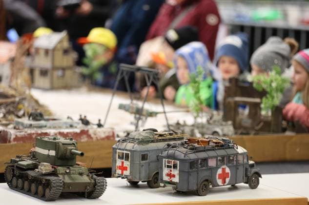 Modell Leben - Erfurt 09.02.2024, Erfurt, Messe, Presserundgang auf der Modell Leben Die Thueringer Modellbaumesse im Bild: Panzer und Militaerfahrzeuge im Modell