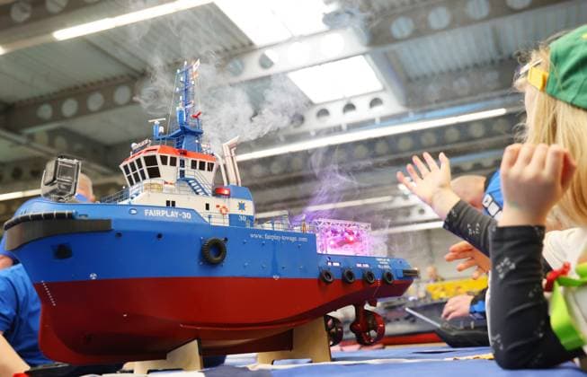 Modell Leben - Erfurt 09.02.2024, Erfurt, Messe, Presserundgang auf der Modell Leben Die Thueringer Modellbaumesse im Bild: ein Schiff mit Nebel und Disco begeistert die Kinder