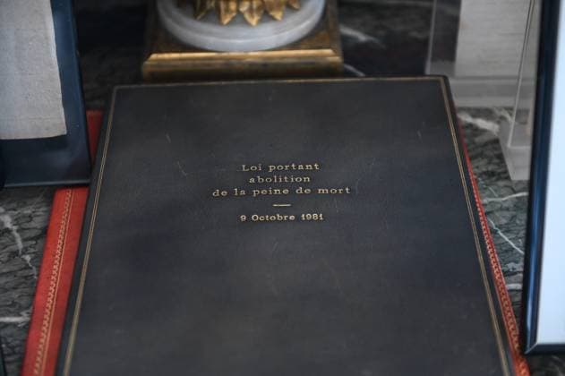 DECES DE ROBERT BADINTER PHOTOPQR OUEST FRANCE Franck Dubray ; 09 02 Décès de Robert Badinter ARCHIVES FRANCE Death of Robert Badinter, born March 30, 1928 in Paris, is a French politician, jurist and essayist. Professor of private law and lawyer at the Paris bar, he became known to the general public for his fight against the death penalty, the abolition of which he supported before Parliament in 1981. FILES Paris ; 25 02 2021 ; Portrait de Robert Badinter à son domicile parisien, avocat, homme politique français, ancien garde des Sceaux, il a obtenu l abolition de la peine de mort en France le 9 octobre 1981. (photo Franck Dubray) (MaxPPP TagID: maxnewsworldfive413338.jpg) Photo via MaxPPP Paris France Copyright: xPHOTOPQR OUESTxFRANCE MAXPPPxFranckxDubrayx 20210315OFR3427 maxnewsworldfive413338