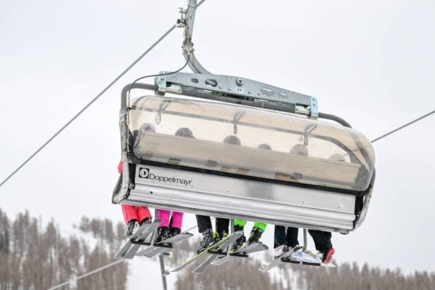 Hinterstoder, Skigebiet, Hoess 10.02.2024, Hinterstoder, AUT, Skigebiet, im Bild Sessellift, Skifahren, Skifahrer, Snowboard, Fun, Action, Bergbahn, Schnee, Sport, Winter, Wintersport, Berg, Piste, Doppelmayr, Themenbild, Feature, Symbolbild Oberösterreich *** Hinterstoder, ski resort, Hoess 10 02 2024, Hinterstoder, AUT, ski resort, in the picture chairlift, skiing, skier, snowboard, fun, action, mountain railroad, snow, sport, winter, winter sports, mountain, slope, Doppelmayr, theme picture, feature, symbol picture Upper Austria Skigebiet, Sessellift, 10.02.2024_-9