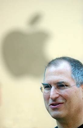APPLE STORE SOHO GRAND OPENING NY APPLE CEO STEVE JOBS OPENS THE NEW APPLE STORE SOHO IN NEW YORK CITY. 18 JULY 2002. UDV, Credit:Dennis Van Tine Avalon  Copyright: xDennisxVanxTinex xAvalonx 0548471170