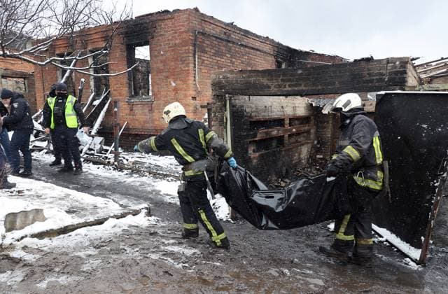 News Themen der Woche KW06 KHARKIV, UKRAINE - FEBRUARY 10, 2024 - Rescuers carry a body bag with the remains of a victim from a fire-stricken house in the Nemyshlianskyi district after the Russian drone attack on Kharkiv, northeastern Ukraine. As reported, seven civilians, including three children, were killed and at least 57 people were injured in Russia?s latest Shahed kamikaze drone strike on Kharkiv on Saturday night, February 10. Russians launched nearly 10 UAVs, eight of which were intercepted. Three drones hit the Nemyshlyansky district damaging an oil depot and causing a fuel leak. The fuel got mixed with the snow and started burning. The flaming mixture streaked down Kotelna Street destroying a total of 15 houses. Deadly Russian drone attack on Kharkiv  Copyright: xVyacheslavxMadiyevskyyx