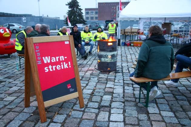 News Themen der Woche KW06 News Bilder des Tages Leipzig - Pünktlich zu Winterferienbeginn: Gewerkschaft Verdi bestreikt Flughäfen Leipzig Halle und Dresden 11.02.2024 seit 0 Uhr Flughafen Leipzig Halle Nach der am 8. Februar 2024 erfolglos beendeten dritten Verhandlungsrunde ruft die Gewerkschaft Verdi die Beschäftigten der Mitteldeutschen Flughafen AG seit Sonntag 0 Uhr bis zum Dienstag, 0 Uhr zu einem 48-stündigen Warnstreik auf. Verdi fordert für die Beschäftigten unter anderem eine Erhöhung der Tabellenentgelte um 650 Euro für das Jahr 2024 sowie eine Inflationsausgleichszahlung in Höhe von 3.000 Euro. Durch den Streik an beiden sächsischen Flughäfen fallen am Sonntag und Montag so gut wie alle Personenflüge aus. Dies trifft aufgrund der beginnenden Winterferien vor all Copyright: xEHLxMedia BjörnxStachx 240211_streik-flughafen-leipzig_14