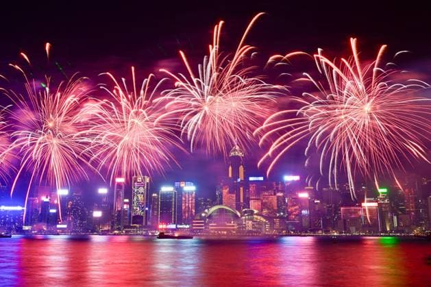 Bilder des Jahres 2024, News 02 Februar News Themen der Woche KW06 News Bilder des Tages (240211) -- HONG KONG, Feb. 11, 2024 -- Fireworks in celebration of the Spring Festival illuminate the sky over Victoria Harbour in Hong Kong, south China, Feb. 11, 2024. ) CHINA-HONG KONG-SPRING FESTIVAL-FIREWORKS (CN) ZhuxWei 